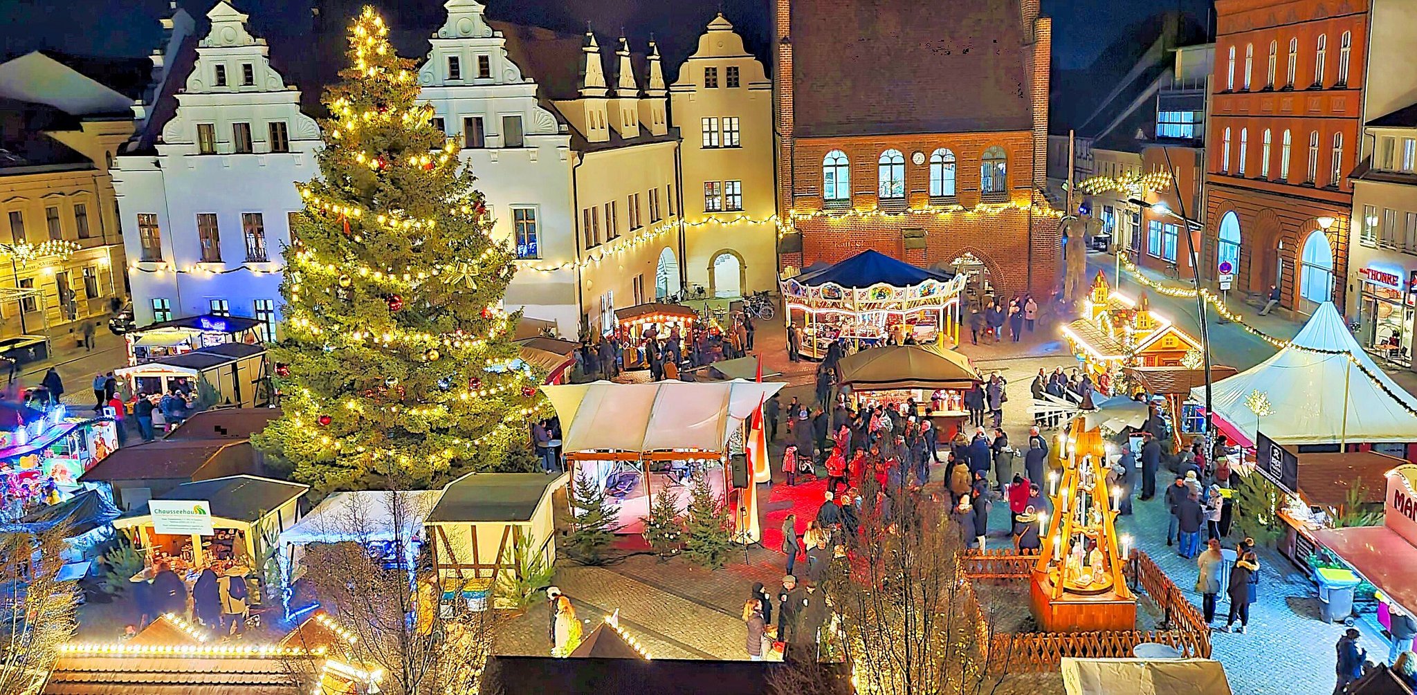 Festzeit Weihnachtsmarkt in Stendal erstrahlt im Lichterglanz