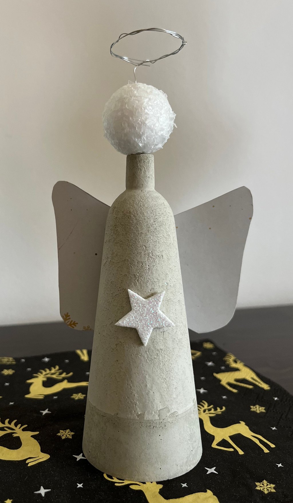Fertig: der selbstgebastelte Weihnachtsengel aus Beton