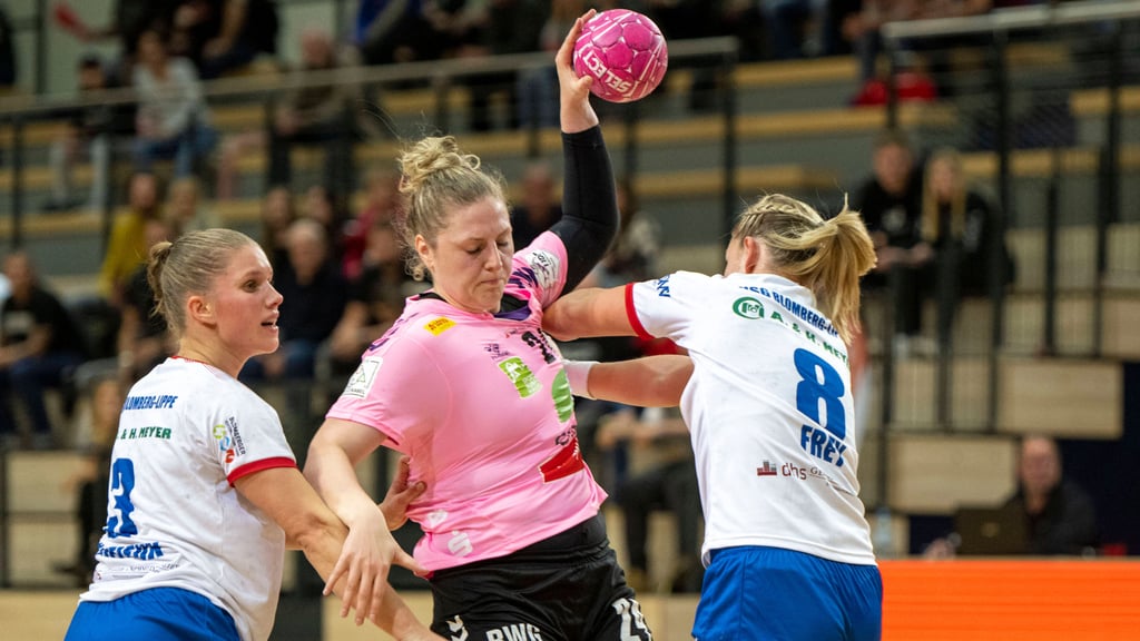 Halles Kapitänin Helena Mikkelsen (M.) ist bereit für einen Einsatz im Spiel bei Waiblingen.