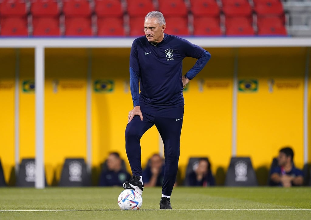 Brasiliens Nationaltrainer Tite verfolgt eine Trainingseinheit seiner Mannschaft in Katar.