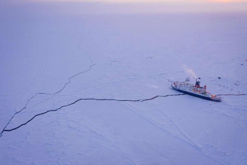 Das Forschungsschiff „Polarstern“ liegt bei einer Expedition im Eis der Zentralarktis.