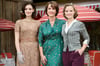Die Schauspielerinnen Maria Ehrich (l-r), Claudia Michelsen und Sonja Gerhardt stehen im Set der ZDF-Serie „Ku'damm 59“.