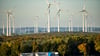 Windräder zwischen zwei Waldflächen: Mit der Ausweisung von Windenergie-Gebieten auch in Wäldern will Sachsen-Anhalts Energieminister Armin Willingmann (SPD) die Klimaziele des Landes schneller erreichen. 