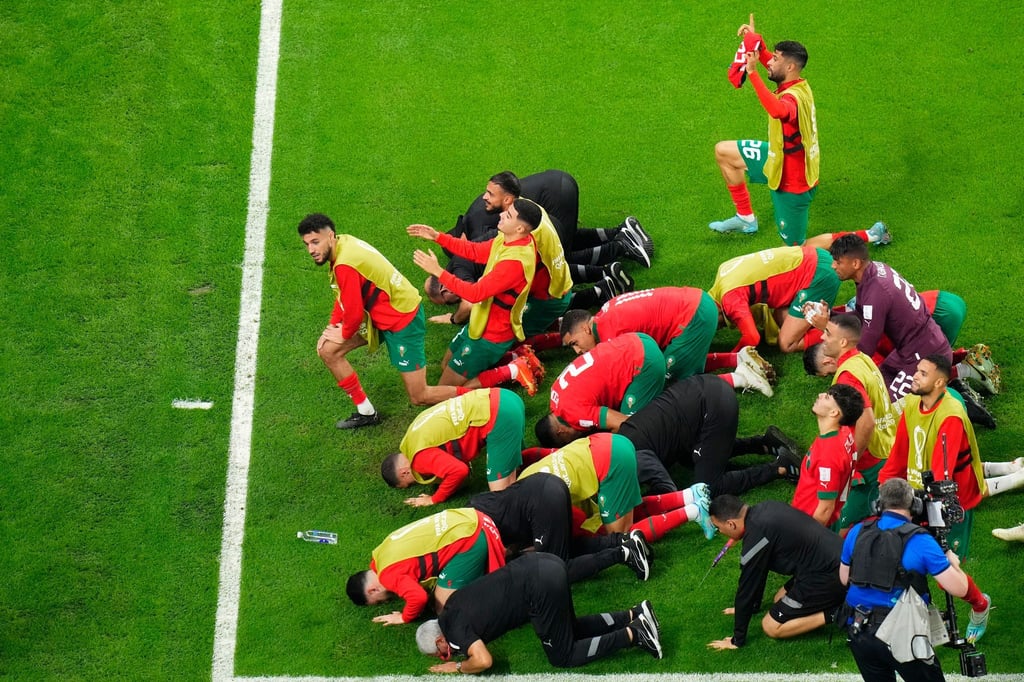 Marokkos Spieler jubeln nach dem Sieg über Spanien im Elfmeterschiessen.