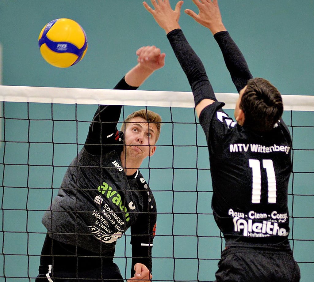 Jonas Rummel (links) und die Volleyball-Männer des SSV 80 Gardelegen treten beim USV Halle an.