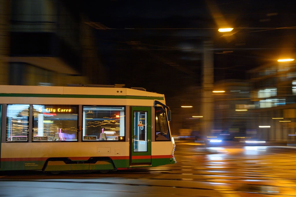 Eine Straßenbahn fährt durch Innenstadt.