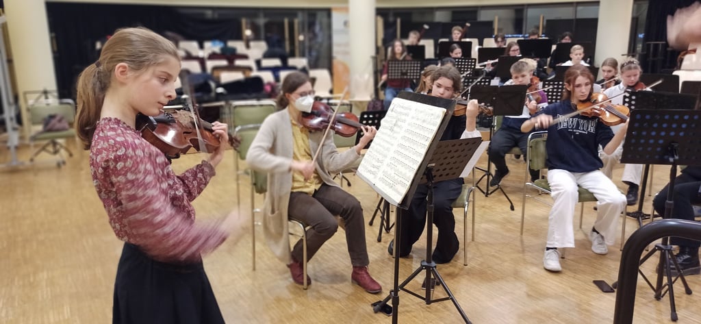 Louisa Schewe (links) hier bei einer Probe mit dem Jugendsinfonieorchester in Magdeburg. Sowohl das Spielen im Orchester als auch als Solistin bereiten ihr viel Freude.