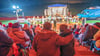 Zu Hunderten kamen die Dessau-Roßlauer am Freitagabend, um im Paul-Greifzu-Stadion ein stimmungsvolles Weihnachtssingen mit zu erleben.