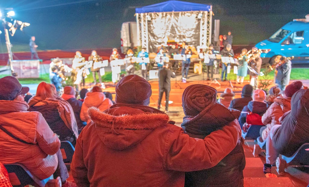 Zu Hunderten kamen die Dessau-Roßlauer am Freitagabend, um im Paul-Greifzu-Stadion ein stimmungsvolles Weihnachtssingen mit zu erleben.