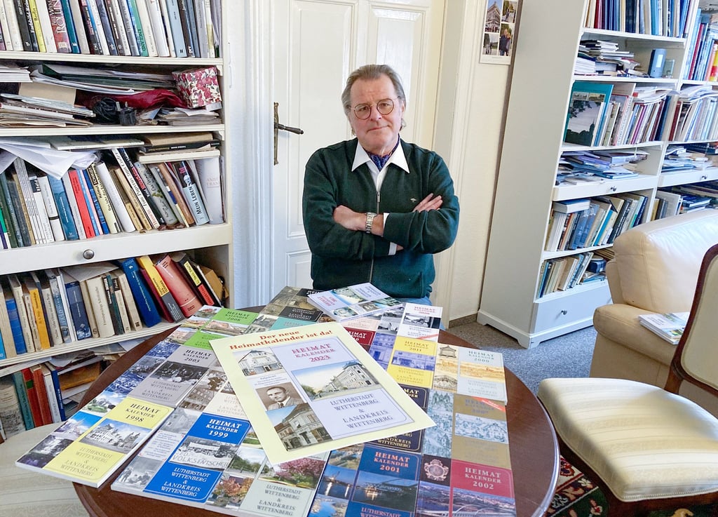 Seit über 20 Jahren gibt Mario Dittrich in Wittenberg den Heimatkalender heraus. Jetzt liegt die Ausgabe für 2023 vor.