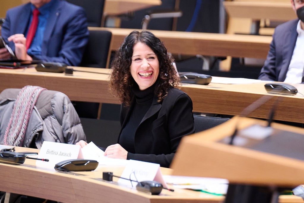 Bettina Jarasch ( Bündnis 90/Die Grünen), Senatorin für Umwelt, Mobilität, Verbraucher- und Klimaschutz, sitzt im Abgeordnetenhaus.