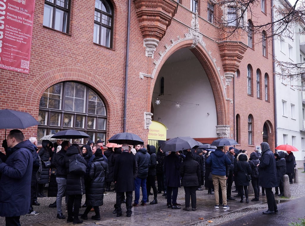 Viele Menschen haben sich auf der Schönhauser Allee in Berlin zur Trauerfeier des verunglückten McFit-Gründers Rainer Schaller versammelt.