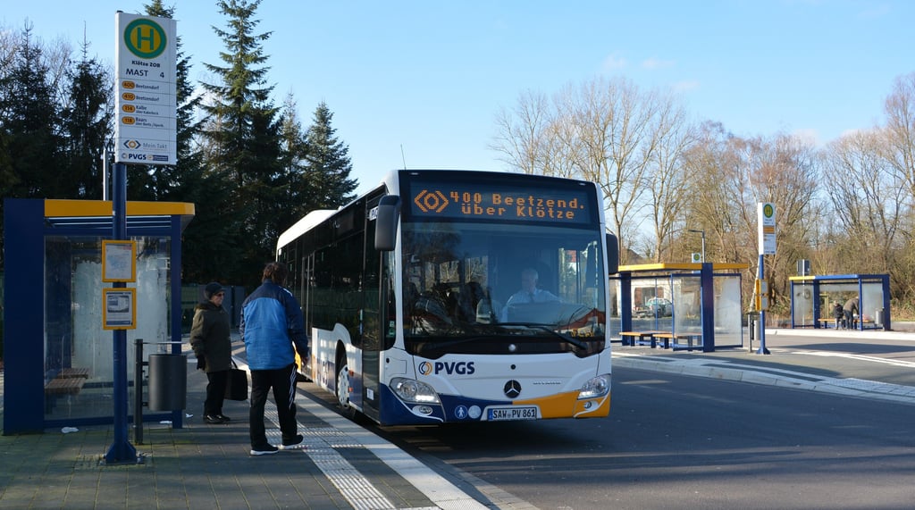Während des Martinimarktes in Klötze wurde aus dem Busbahnhof ein Parkplatz.