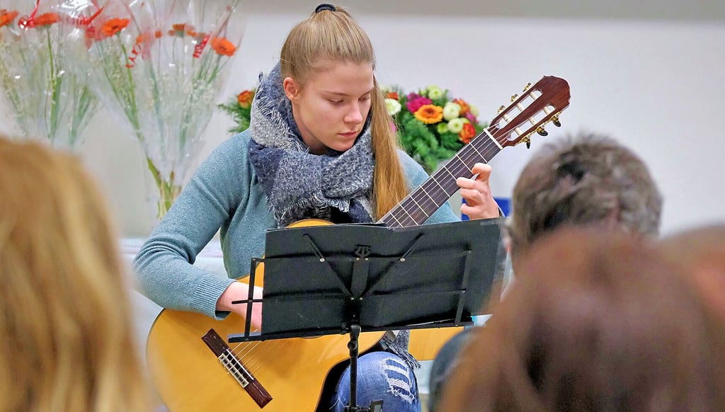 Katharina Drößler von der Musikschule „Gottfried Kirchhoff“ Bitterfeld unterhielt die Gäste mit stimmungsvoller Gitarrenmusik.