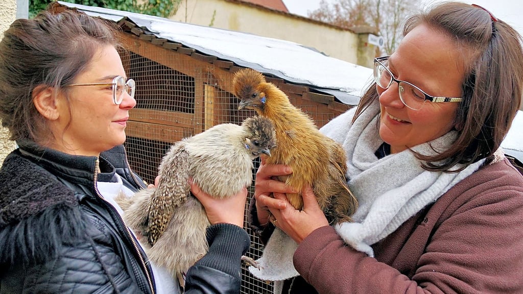 Madleen Otte  und Verena Schmiedl mit zwei ihrer Schützlingen,  Zwergseidenhühnern. 