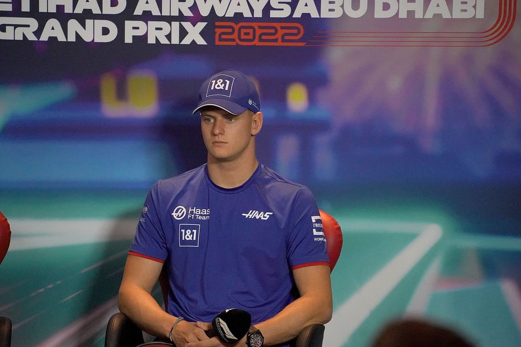 Mick Schumacher stellt sich nach seinem Aus beim Team Haas den Fragen der Journalisten.