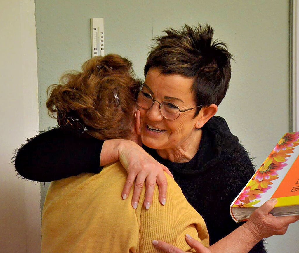 Christine Fischmann (rechts) wurde im Gesprächszentrum Laura in Staßfurt verabschiedet.