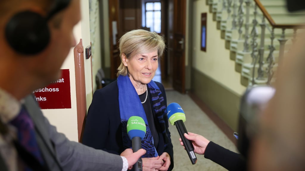 Gesprächig: Karola Wille erklärt sich nach ihrer Zeugenaussage vor Gericht noch Journalisten – ihres eigenen Senders.