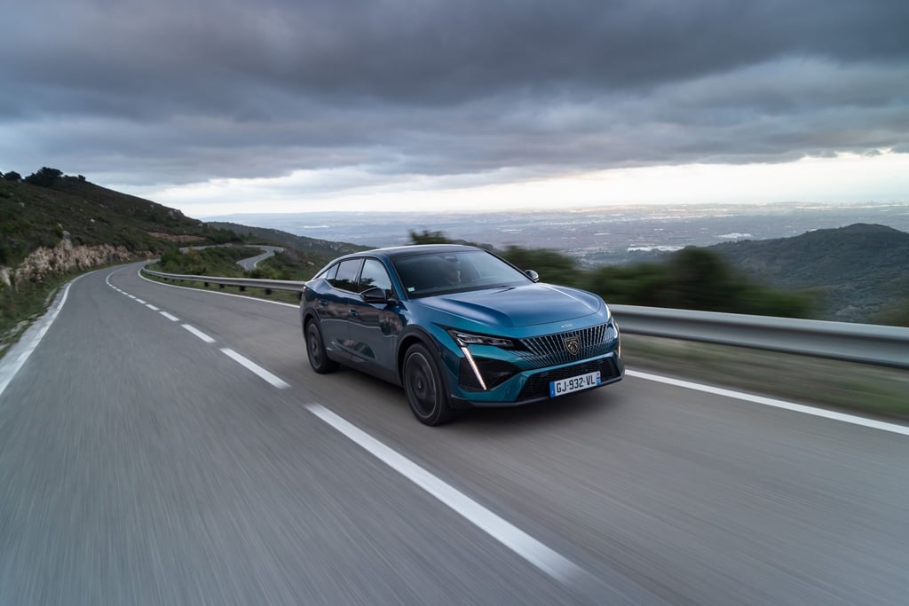 Kommt zum Jahreswechsel auf die Straßen: Der neue Peugeot 408.