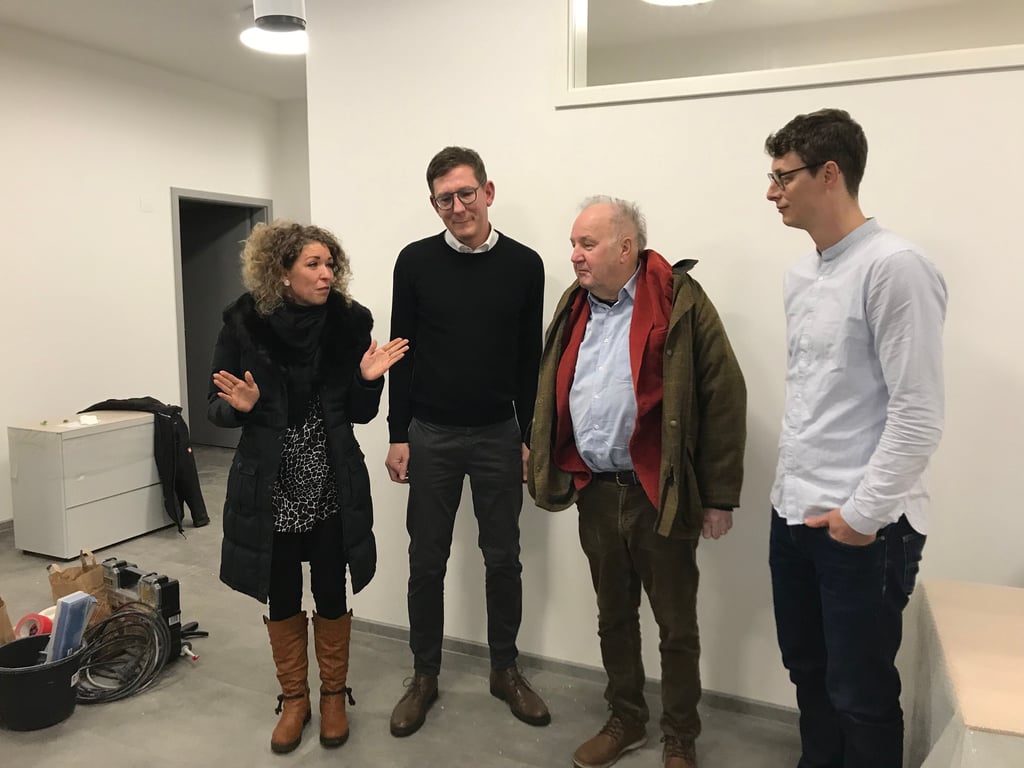 Bürgermeisterin Ina Zimmermann im Gespräch mit dem Neurologen Stephan Maul, Carl Friedrich Wentzel und Kinderarzt Paul Weihe (v.l.) 