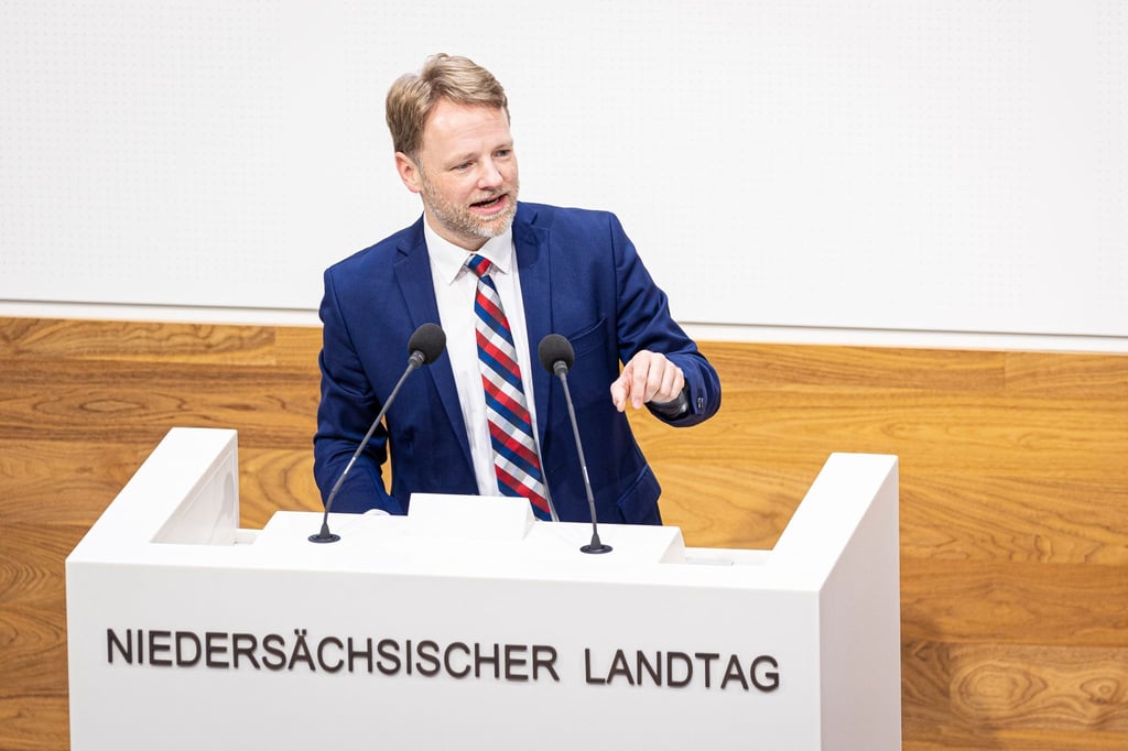 Der neue niedersächsische Finanzminister Gerald Heere (Grüne) spricht bei einer Landtagssitzung.
