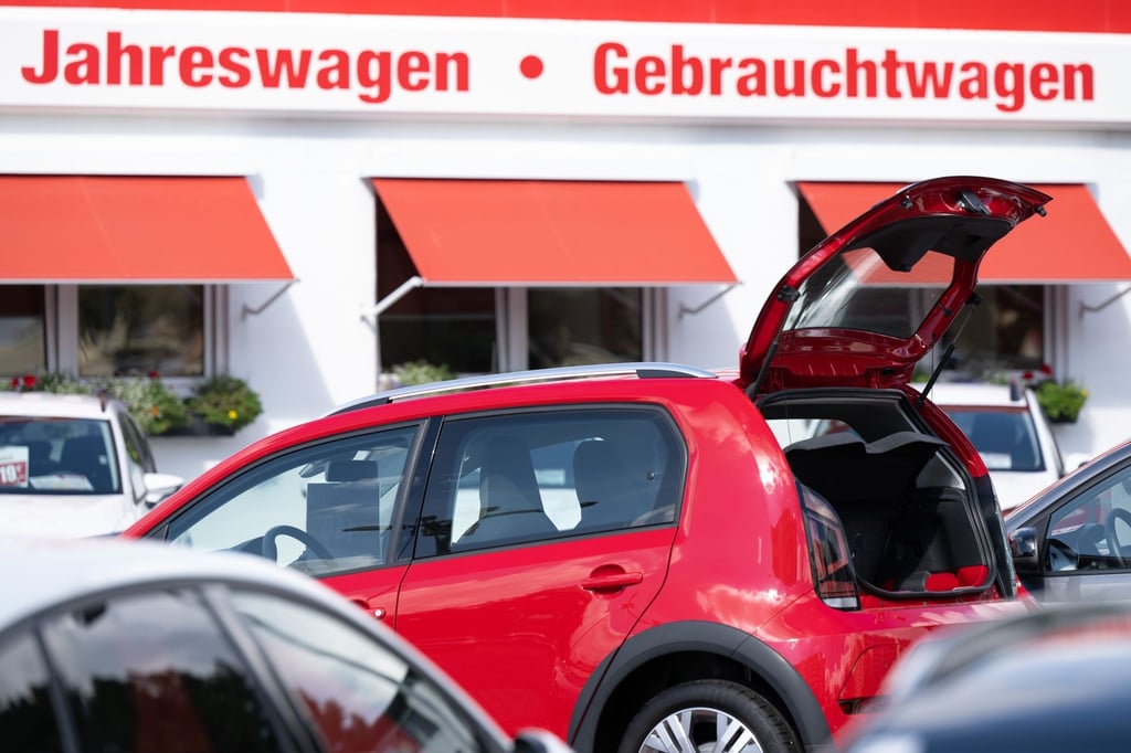 Neuwagen und Gebrauchtwagen stehen bei einem Autohändler nebeneinander.