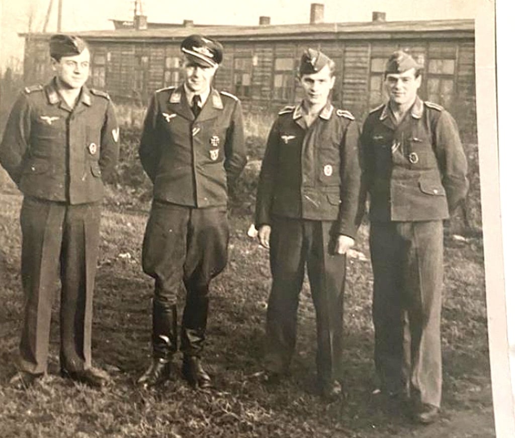 Die Besatzung von Hauptmann Heinz Bollhorn am Standort Pütnitz Ende 1944. Ganz links Siegfried Herbon, neben ihm Heinz Bollhorn. Die Namen der beiden anderen Personen sind derzeit nicht bekannt.