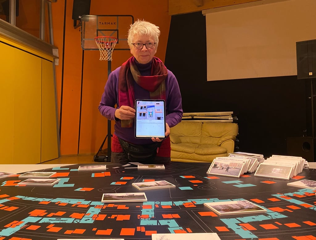 Künstlerin Susanne Ahner hat ihr Tapetenmöbel-Kunstwerk erweitert. In Magdeburg gibt es nun eine neue Web-App, die eine digitale Stadtführung durch den Stadtteil Neu-Olvenstedt anbietet.