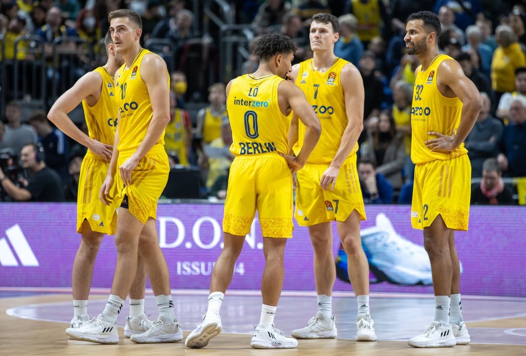 Spieler von Alba Berlin stehen nach dem Spiel gegen Fenerbahce Istanbul enttäuscht auf dem Court.