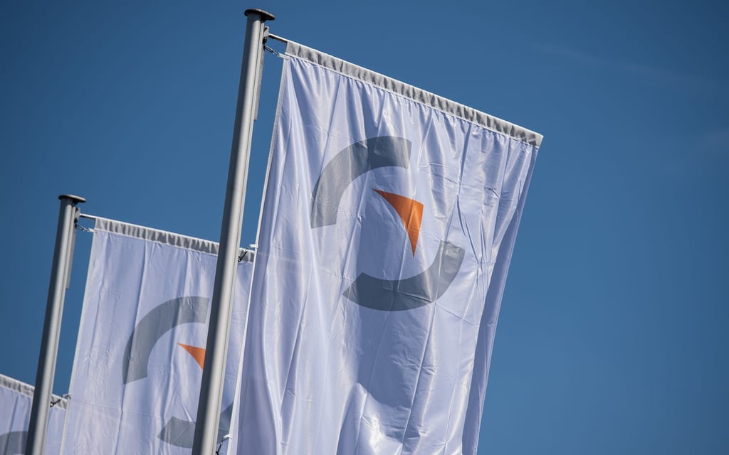 Fahnen mit Logos der Salzgitter AG wehen im Wind.