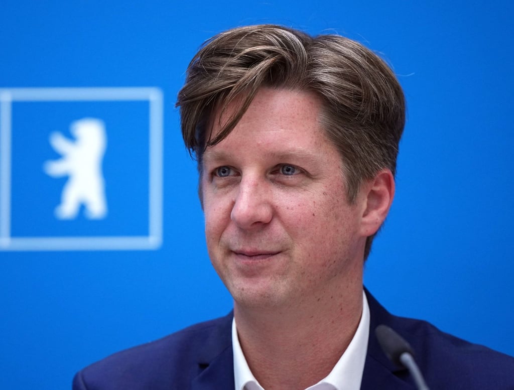 Daniel Wesener, Berliner Senator für Finanzen, schaut nach vorne.
