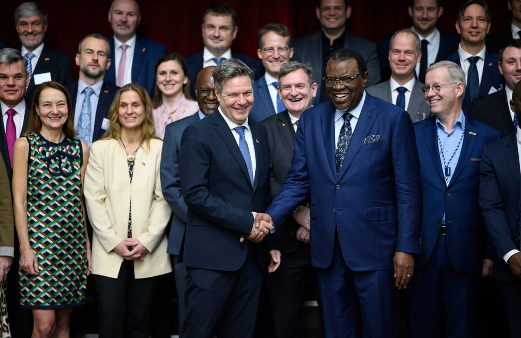 Robert Habeck (vorne l, Bündnis 90/Die Grünen), Bundesminister für Wirtschaft und Klimaschutz, und Hage Gottfried Geingob, Präsident von Namibia, reichen sich in Windhuk die Hände.