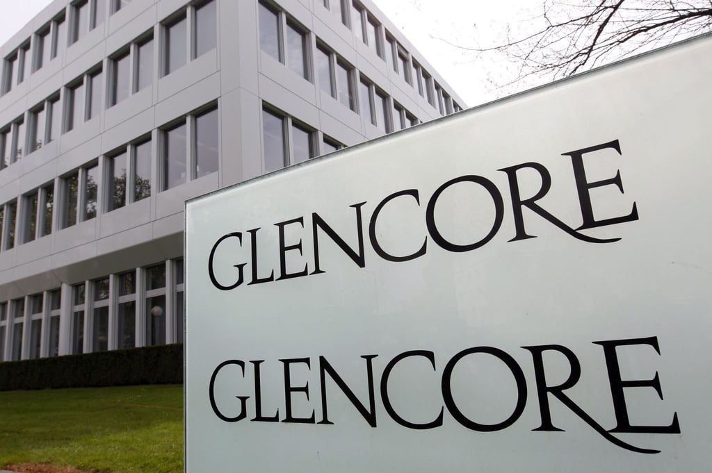 Der Name des Schweizer Konzerns Glencore steht in großen Lettern auf einem Schild vor dem Firmensitz in Baar.