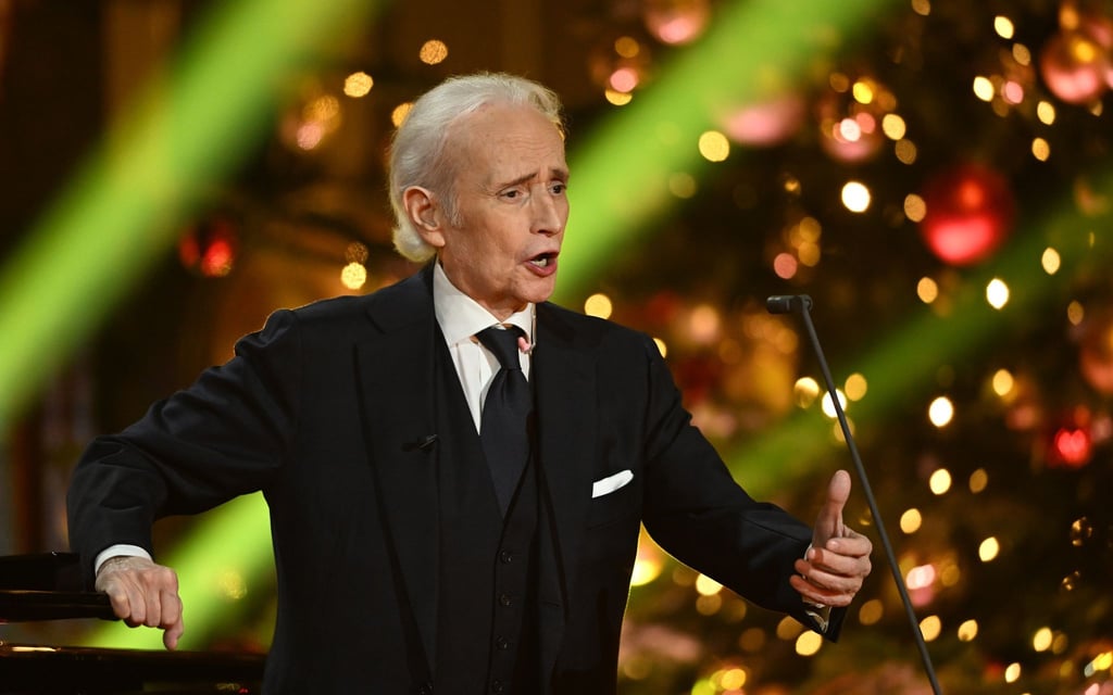Der spanische Star-Tenor José Carreras steht bei seiner Gala in Leipzig auf der Bühne.