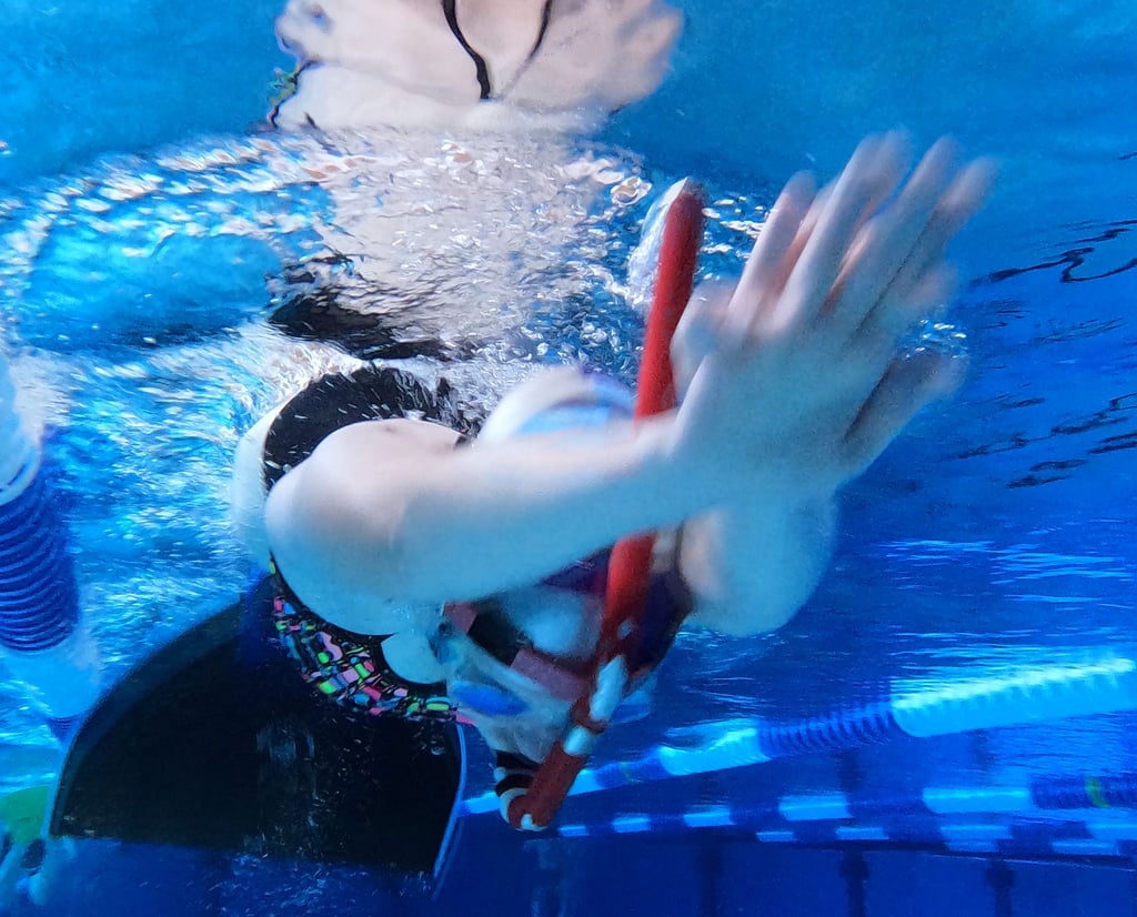 Training in Robert-Koch-Schwimmhalle: Hände führen nach vorn, die Bewegung kommt aus der Hüfte.