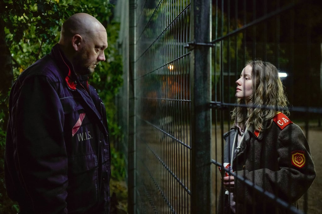 Charly Hübner als Erik und Irina Starshenbaum als Marika in einer Szene des Films „Die stillen Trabanten“.