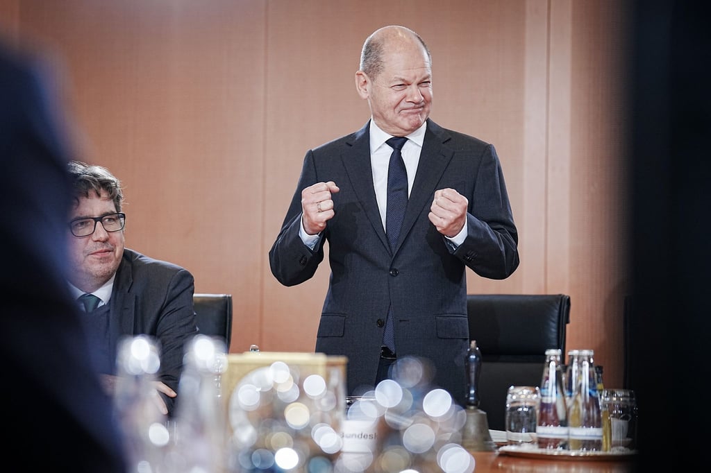 Bundeskanzler Olaf Scholz (SPD) hält anlässlich des ersten Geburtstags der Ampelkoalition eine kurze Ansprache im Bundeskanzleramt.