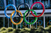 Die Olympischen Ringe am Eingang des IOC in Lausanne.