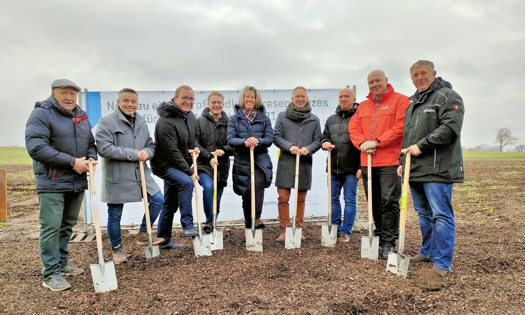 Der Spatenstich ist gemacht, der Bau kann beginnen: Auf dem Bild zu sehen sind Bürgermeister Peter Rosenhagen (von links), Landtagsabgeordneter Stefan Ruland, Landrat Markus Bauer, Verbandsgemeindebürgermeister Jan Ochmann, Sportministerin Tamara Zieschang, SVP-Vorstandsmitglied Jan Reichel, Vereinsvorsitzender Jens Rosenhagen, Sparkassenfinanzberater Christian Gäbler und Ingenieur Alexander Sieche.
