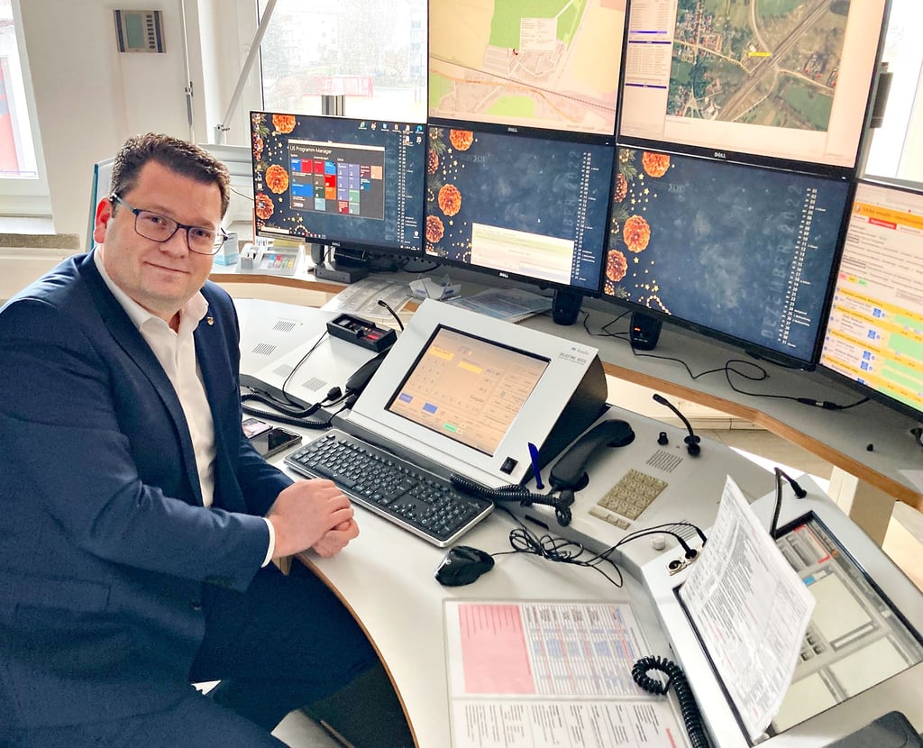 Landrat Christian Tylsch (CDU) hat am bundesweiten Warntag um 11 Uhr aus der Integrierten Leitstelle von Feuerwehr und Rettungsdienst des Landkreises Wittenberg die Sirenen im Kreis ausgelöst.