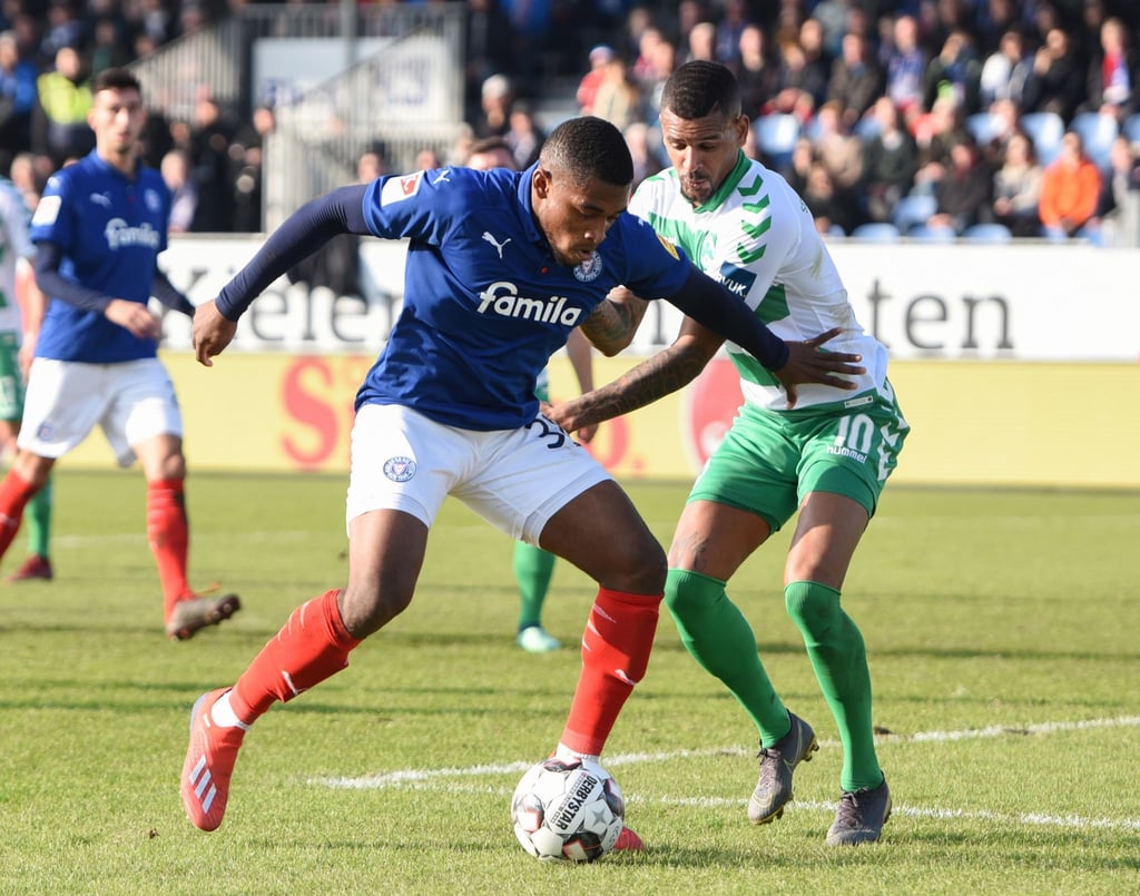 Franck Evina in Aktion, damals im Einsatz für Holstein Kiel.