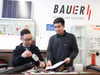 Huy Hoang Nguyen (links) und Anh Minh Tran  in der Lehrwerkstatt von Bauer in Halle: Im Herbst haben sie ihre Ausbildung begonnen. 
