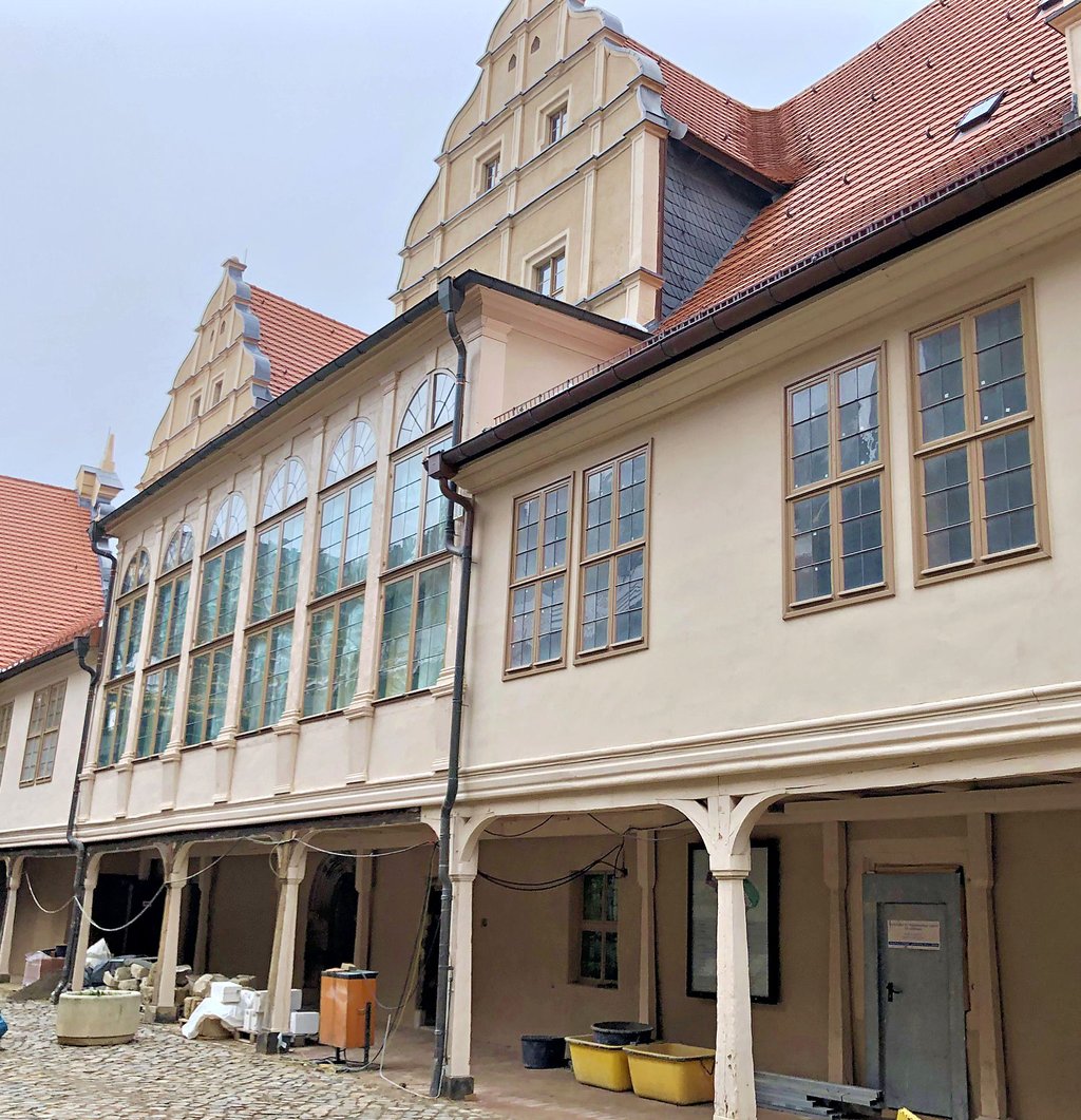 Die Gerüste sind abgebaut, mit der nun freien hohen Galerie wird das Konzept der Fassadengestaltung auf dem Stiftsberg noch ein Stück mehr sichtbarer.