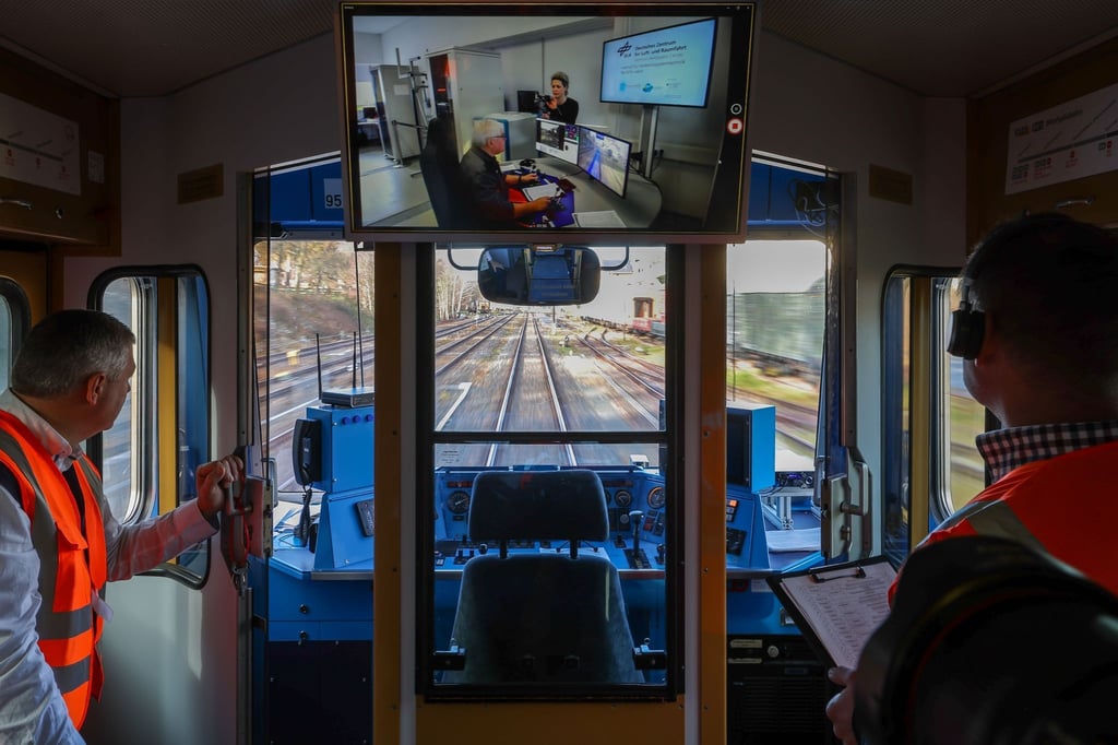 Der mit Sensoren ausgestattete Triebwagen wird von einem erfahrenen Lokomotivführer in einer Schaltzentrale 340 Kilometer entfernt in Braunschweig gesteuert.