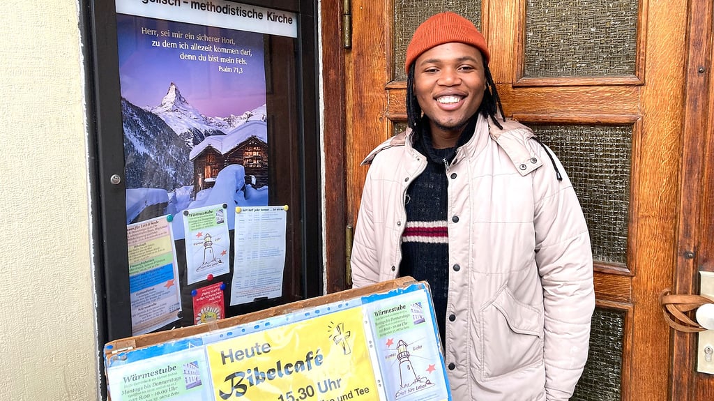 Daniel Sishi aus Südafrika unterstützt die Leuchtturmgemeinde in Zeitz bei allen Aktivitäten, etwa zum Bibelcafé am Nachmittag.