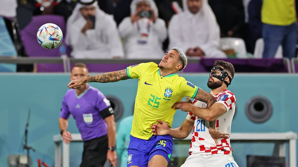 Josko Gvardiol zeigt im Duell mit Brasiliens Pedro gewohnt starken Einsatz.