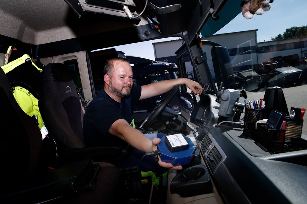 Manuel Fiedler, Fahrer von einem Müllfahrzeug des Unternehmens Abfallwirtschafts-Union (AWU) im Landkreis Ostprignitz-Ruppin, hält eine Echtnetz-Box in der Hand. Mit ihr wird die Funknetz-Abdeckung entlang der Fahrtroute gemessen und aufgezeichnet.