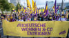 Bei einer Demo gegen hohe Mieten halten Teilnehmende ein Plakat „Deutsche Wohnen & Co enteignen“.