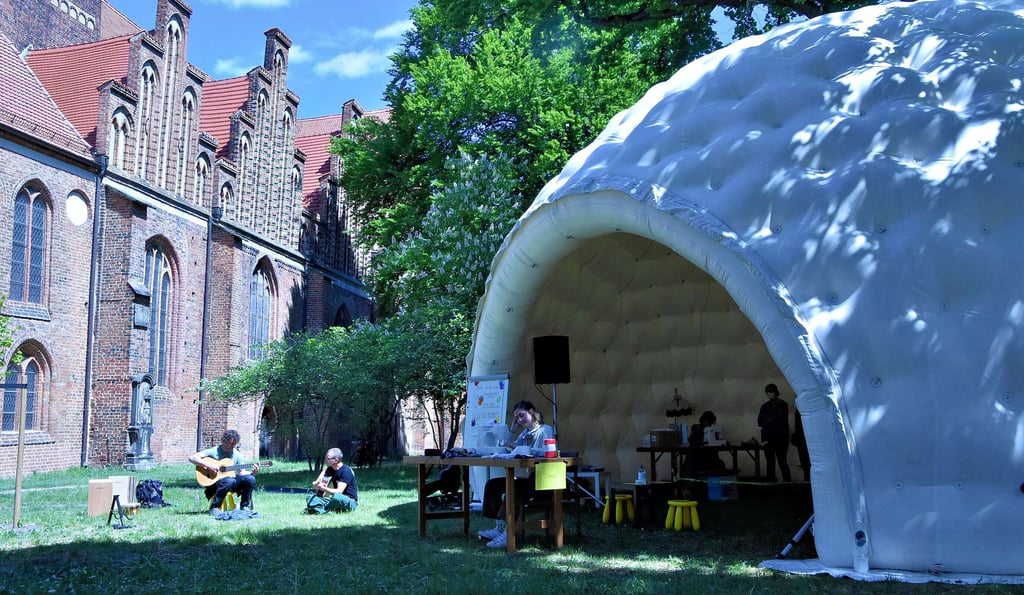 Der Kulturdom vom Verein Aktion Musik – hier an der Katharinenkirche in Salzwedel – ist eine Möglichkeit, Kultur aufs Land zu bekommen.