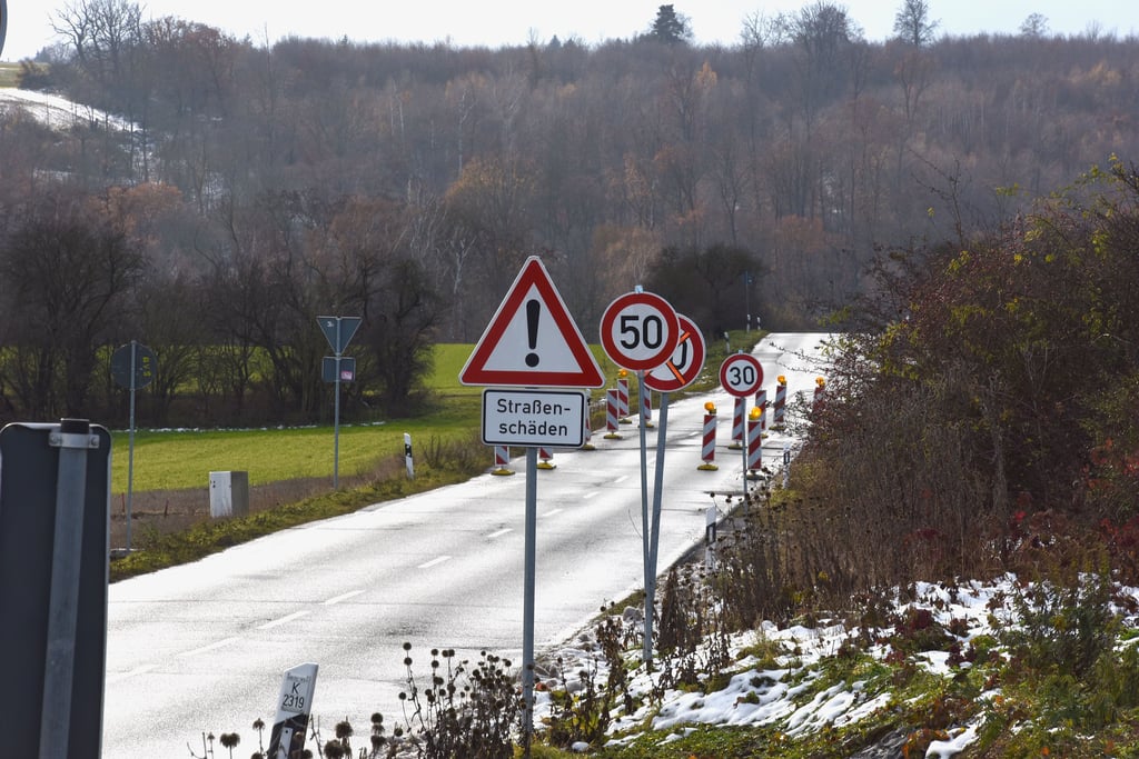 In den vergangenen Monaten war die Kreisstraße nach Neckendorf noch eingeschränkt befahrbar. Seit Donnerstag ist sie wieder voll gesperrt.